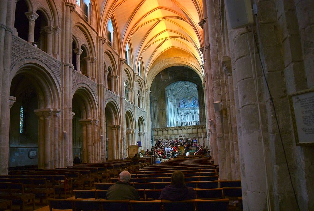 The nave of the hall with the chorus rehearsing