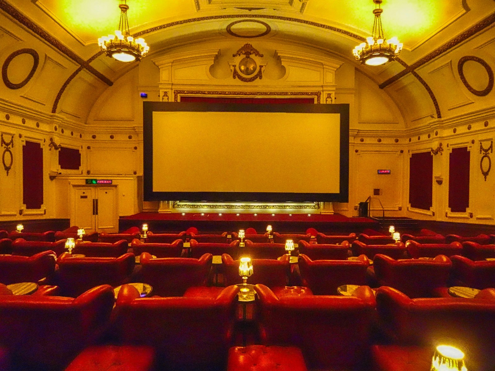 The auditorium, its balcony and the screen curtain